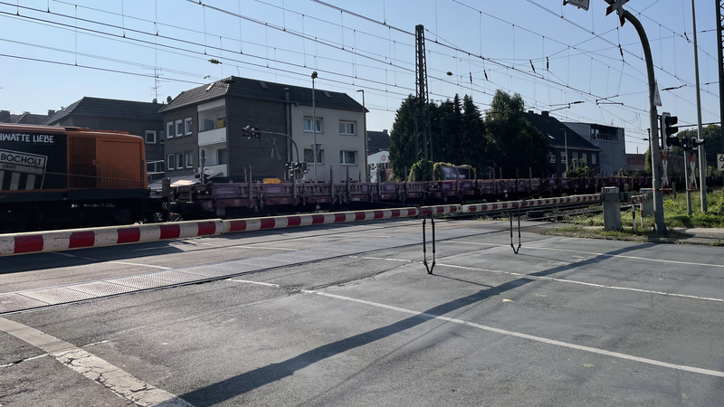 Symbolbild: Ein Bahnübergang in Emmerich am Rhein ist für die Durchfahrt eines Güterzuges gesperrt. Foto: DB AG