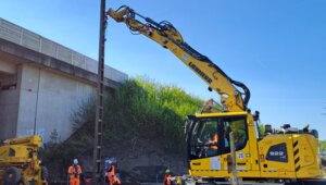 Auf Höhe der Bundesautobahn 3 haben die Arbeiten für den Gleislängsverbau begonnen.