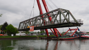 Ausschwimmen der Brücke über den Wesel-Datteln-Kanal