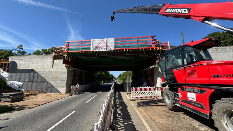 Die Emmelsumer Straße wird aktuell für das neue dritte Gleis erweitert. Foto: DB AG Die Emmelsumer Straße wird aktuell für das neue dritte Gleis erweitert. Foto: DB AG