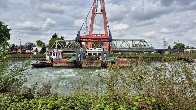 In der Sperrpause im April wurde die erste Bahnbrücke über den Wesel-Datteln-Kanal erfolgreich ausgeschwommen. Foto: DB AG