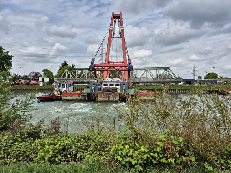 In der Sperrpause im April wurde die erste Bahnbrücke über den Wesel-Datteln-Kanal erfolgreich ausgeschwommen. Foto: DB AG
