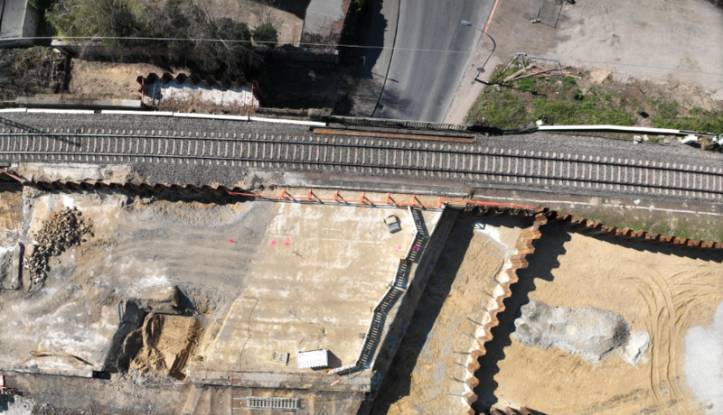 Bild: Die Eisenbahnüberführung Poststraße aus der Luft fotografiert. Foto: DB AG