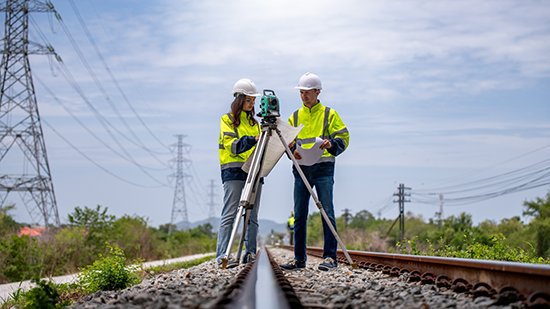 Symbolfoto für Vermessungsarbeiten im Gleisbereich. © APchanel – stock.adobe.com 