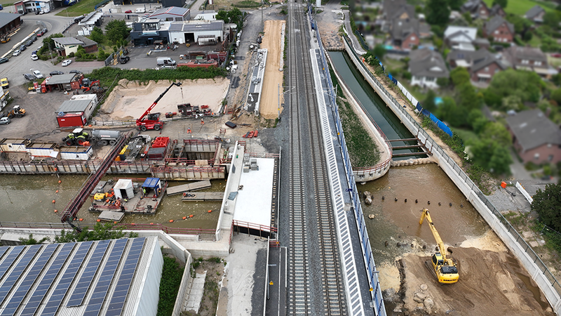 Drohnenbild: Die Unterwasser-Arbeiten für die Betonsohle an der Eisenbahnüberführung Bahnhofstraße in Rees-Haldern schreiten voran. Foto: DB AG