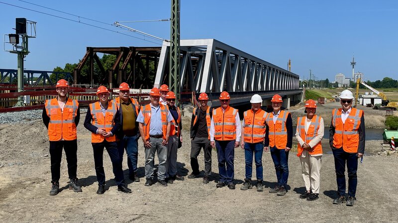 Der Projektbeirat hat nicht nur aktuelle Themen besprochen, sondern auch Baustellen wie die Eisenbahnüberführung Lippe in Wesel besucht. Foto: DB AG Der Projektbeirat hat nicht nur aktuelle Themen besprochen, sondern auch Baustellen wie die Eisenbahnüberführung Lippe in Wesel besucht. Foto: DB AG