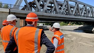 Interessiert schauen sich die Anwesenden die neue Lippe-Brücke auch von nahem an. Foto: DB AG