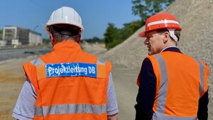 Projektleiter Ventzke mit Dirk Haarmann (Bürgermeister Stadt Voerde) im Gespräch. Foto: DB AG