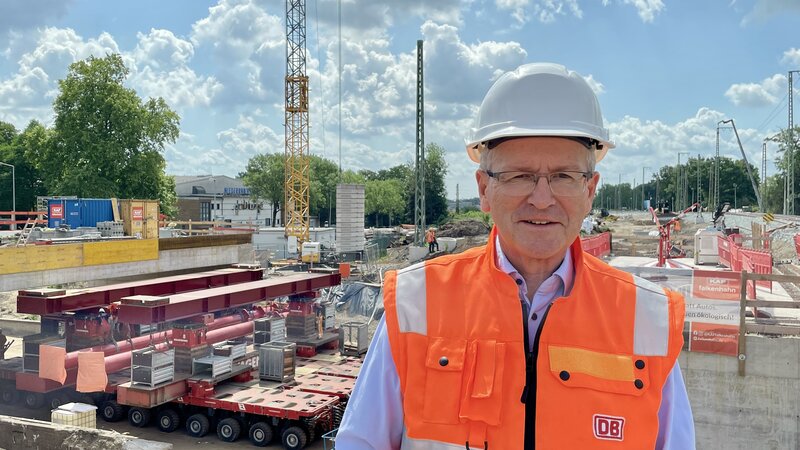 Projektleiter Stefan Ventzke steht vor der Baustelle an der Kurt-Kräcker-Straße. Foto: DB AG