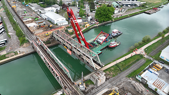 Die Drohnenaufnahme zeigt, wie der Schwimmkran die erste Eisenbahnbrücke über den Wesel-Datteln-Kanal ausschwimmt.
