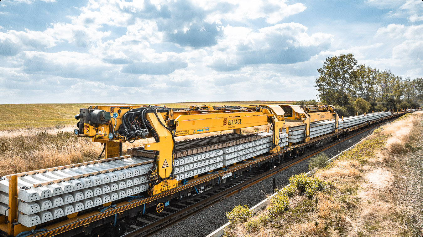 Das Bild zeigt den Gleisumbauzug von Eiffage, der Schienen und Schwellen in einem Arbeitsgang austauscht. Foto: © Eiffage Infra-Bau / Eiffage Infra-Rail