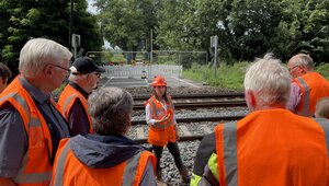 Projektingenieurin Julia Stoffels gibt den Bürger:innen bei der Veranstaltung "Blick hinter den Bauzaun" einen Einblick in die Arbeiten zum Gleisumbauzug. 