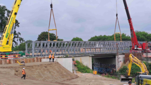 Im Bereich der Straßenüberführung (SÜ) Weierstraße wurde die provisorische Brücke für Fußgänger:innen eingeschoben. 