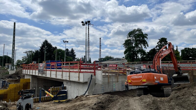 Bereits im Juli 2025 wurden beide neuen Brückenbauteile über die Kurt-Kräcker-Straße in Wesel eingeschoben. Foto: DB AG