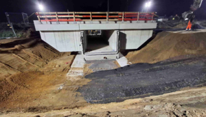 Die neue Eisenbahnüberführung (EÜ) für Fuß- und Radverkehr (F) Sternstraße wurde erfolgreich eingeschoben. 