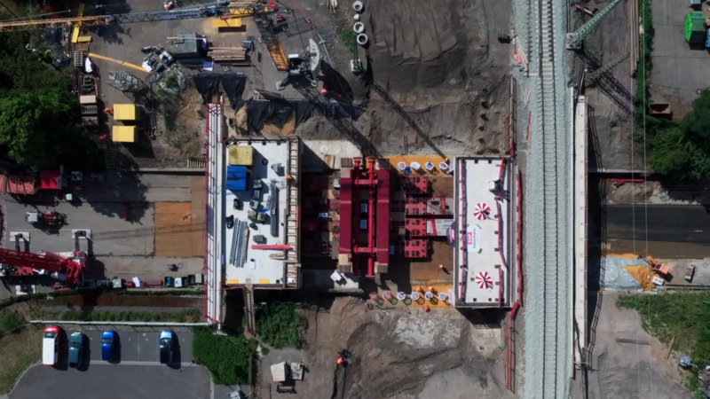 Das Drohnenfoto zeigt den Einschub der Bahnbrücken an der Kurt-Kräcker-Straße aus der Vogelperspektive. Foto: KAF Falkenhahn / Günther Ortmann Das Drohnenfoto zeigt den Einschub der Bahnbrücken an der Kurt-Kräcker-Straße aus der Vogelperspektive. Foto: KAF Falkenhahn / Günther Ortmann