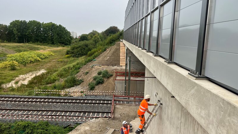 Das erste neue Brückenteil der SÜ Bundesautobahn 3 ist fertiggestellt. Foto: DB AG Das erste neue Brückenteil der SÜ Bundesautobahn 3 ist fertiggestellt. Foto: DB AG