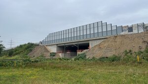 Das erste neue Brückenteil der Autobahn 3 über unsere Bahngleise ist fertiggestellt. Hochabsorbierende Schallschutzwände schlucken den Lärm der Autobahn. Foto: DB AG