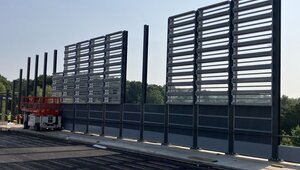 Das sogenannte MetaWindow schluckt besonders viel Lärm, der von der Autobahn kommt. Foto: Autbahn GmbH