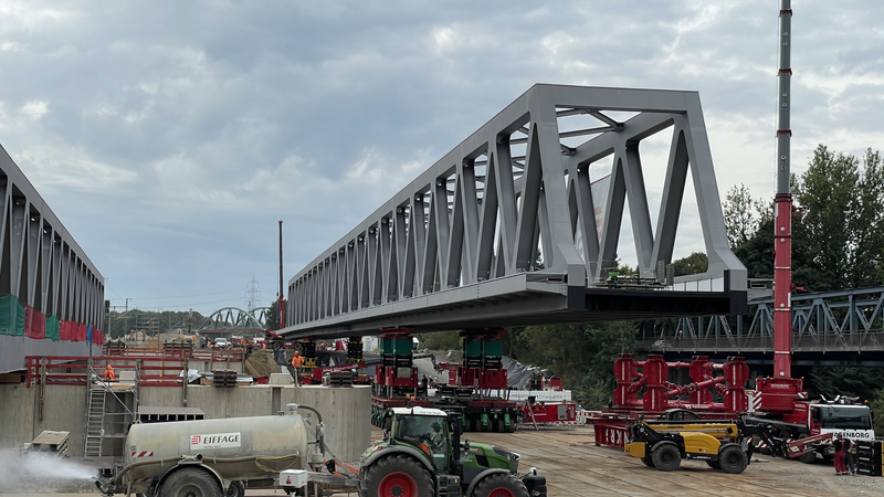Das Foto zeigt, wie das zweite Bauwerk der Eisenbahnüberführung Lippe über den Fluss gefahren wird. Foto: DB AG