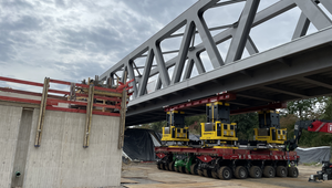 Das Foto zeigt die Spezialfahrzeuge, sogenannte SPMTs, die die Brücke Stück für Stück über die Lippe fahren.