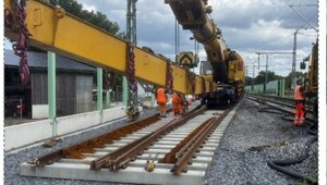 Mit einem Eisenbahndrehkran wurden neue Weichen eingebaut.