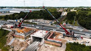 Das Drohnenfoto zeigt, wie an der Autobahnbaustelle Oberhausen-Sterkrade mit zwei Autokranen gearbeitet wird. Foto: Autokrane Schares GmbH / Alex Gruber Gruber-Fotografie
