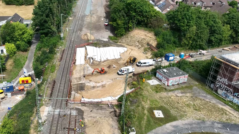 Drohnenbild: Die Eisenbahnüberführung Spellener Straße aus der Luft fotografiert. Foto: DB AG Drohnenbild: Die Eisenbahnüberführung Spellener Straße aus der Luft fotografiert. Foto: DB AG