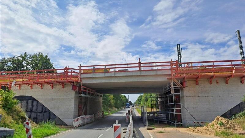 Die Emmelsumer Straße wird aktuell für das neue dritte Gleis erweitert. Foto: DB AG