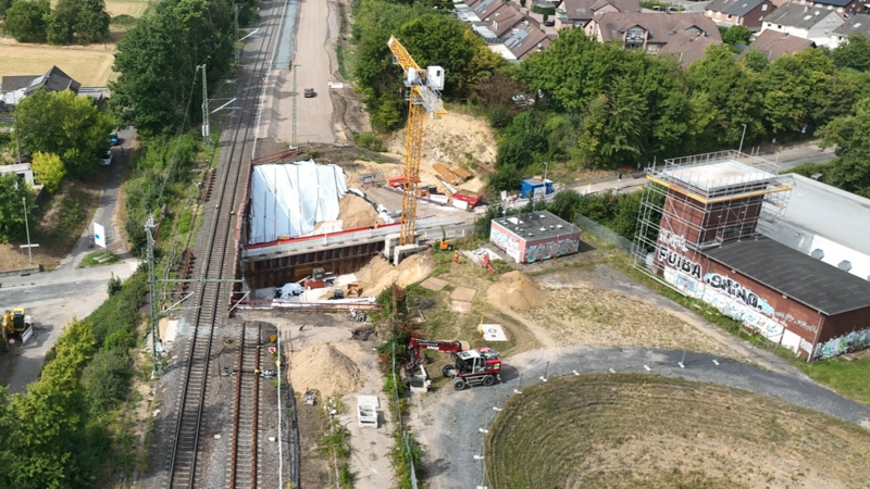 Das Drohnenbild zeigt die Baustelle an der Bahnbrücke über die Spellener Straße aus der Vogelperspektive. Foto: DB AG