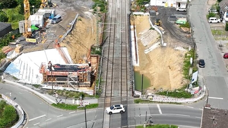 Das Drohnenbild zeigt den Baufortschritt am Bahnübergang Jägerstraße in Dinslaken. Foto: DB AG