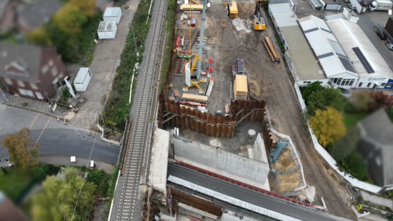 Das Drohnenbild zeigt die Poststraße auf Höhe der Eisenbahnüberführung in Voerde-Friedrichsfeld. Foto: DB AG
