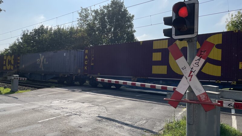Ein gesperrter Bahnübergang in Emmerich am Rhein. Foto: DB AG