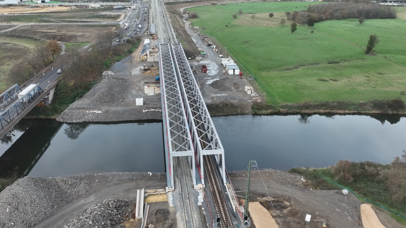 Das Drohnenbild zeigt den aktuellen Bauzustand an der Eisenbahnüberführung Lippe in Wesel. Aktuell sind bereits zwei von drei neuen Brücken eingeschoben. Foto: DB AG
