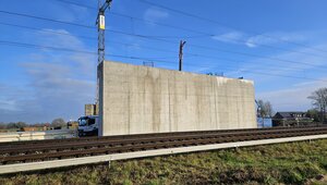 Passant:innen können an der SÜ Anholter Straße in Empel-Rees klare Fortschritte erkennen. 