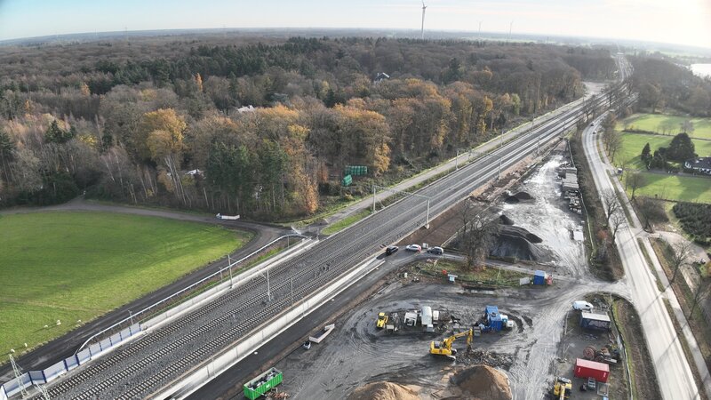 Drohnenbild: Im Bereich Sonsfeld in Rees-Haldern liegen bereits die drei neuen Gleise. Foto: DB AG