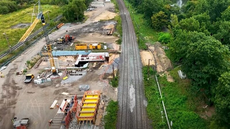 Neben der neuen Eisenbahnüberführung für Gewässer am Alsbach wird der Alsbach selbst renaturiert. Das Drohnenbild zeigt den Stand der Baustelle an der EÜ (G) Alsbach im August 2025. Foto: DB AG