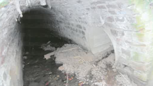 Das Bild zeigt anchaulich, dass der Alsbach aktuell noch verrohrt verläuft. 