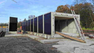 Das Bild zeigt die neue Eisenbahnüberführung über den Alsbach im Bau. 