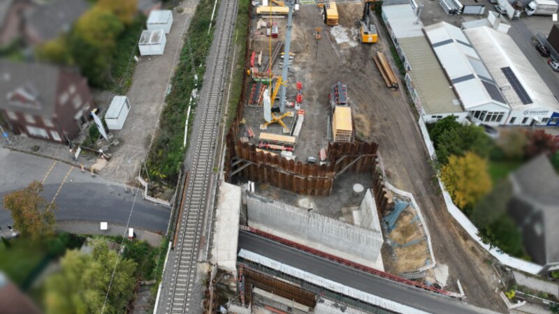 Das Drohnenbild zeigt die Poststraße auf Höhe der Eisenbahnüberführung in Voerde-Friedrichsfeld. Foto: DB AG