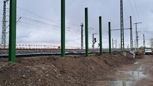Zwischen der EÜ Lippe und der EÜ B 58n wurden die ersten Gründungspfosten für den Bau der Schallschutzwände angebracht. 