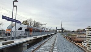 Auf Höhe des provisorischen Haltepunkts in Voerde-Friedrichsfeld liegt bereits das neue Gleis.