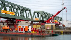 In Voerde-Friedrichsfeld wurden zwei neue Brücken über den Wesel-Datteln-Kanal eingeschoben.