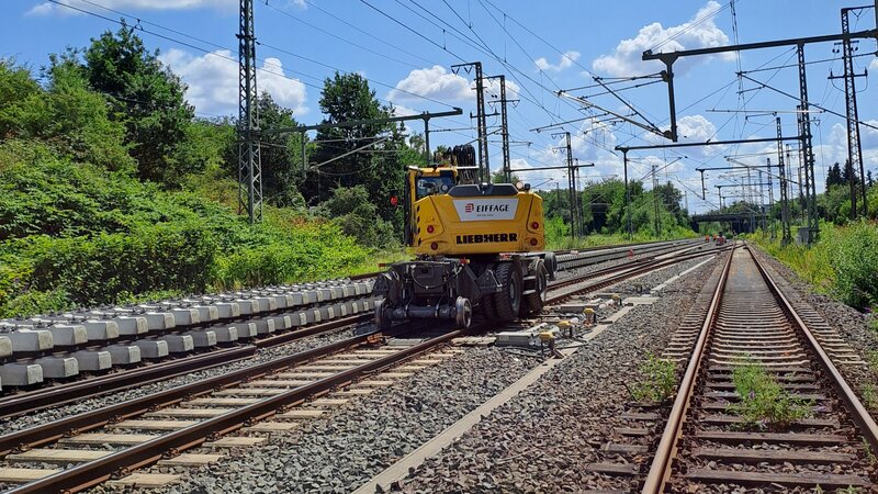 Beim Blick hinter den Bauzaun erhalten Anwohnende einen Einblick in den konventionellen Gleisbau in Oberhausen. Foto: DB InfraGO