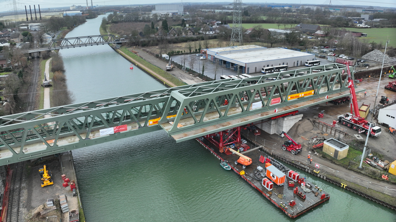 Das Drohnenbild zeigt, wie die zweite neue Brücke über den Wesel-Datteln-Kanal eingeschwommen wird. Foto: DB AG