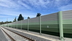 In Voerde stehen schon jetzt kilometerlange Schallschutzwände entlang der Strecke. 