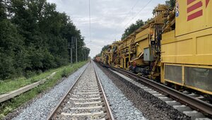 Gleichzeitig zum Ausbau haben wir eine Korridorsanierung durchgeführt. Der Gleisumbauzug rechts im Bild hat die Gleise komplett saniert. 