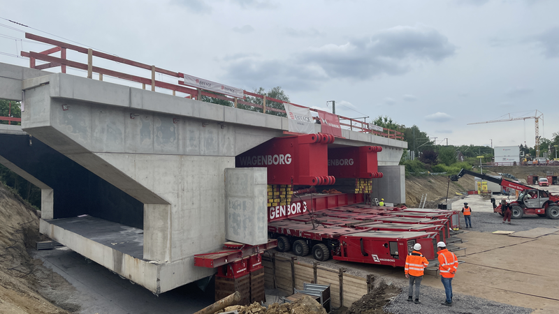 Die neue Eisenbahnüberführung (EÜ) Brinkstraße konnten die Teilnehmenden aus der Nähe bestauen. 