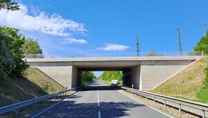 Blick auf die fertiggestellte EÜ an der Emmelsumer Straße in Wesel. 