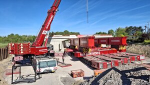 Eine Spezialfirma hat die neue Eisenbahnbrücke über die Brinkstraße in Dinslaken eingeschoben. 